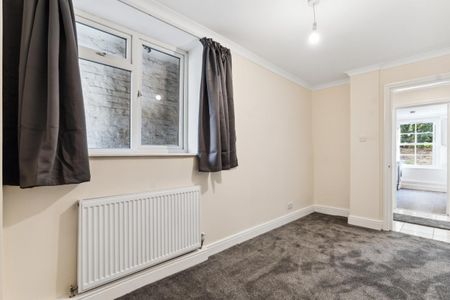 2 bedroom flat in London - Photo 3