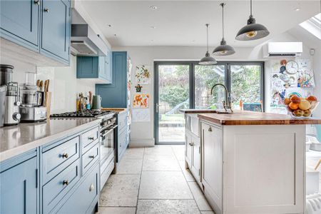 4 bedroom terraced house to rent - Photo 5