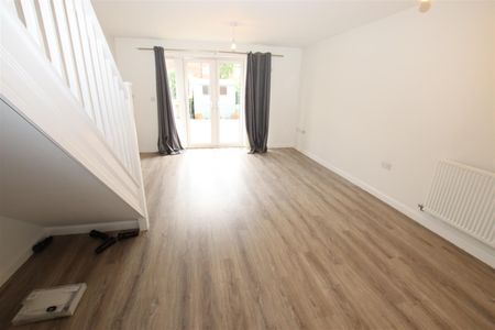 2 bedroom End Terraced to let - Photo 2