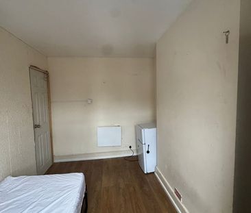 Room in a Shared House, Lawrence Road, E6 - Photo 3