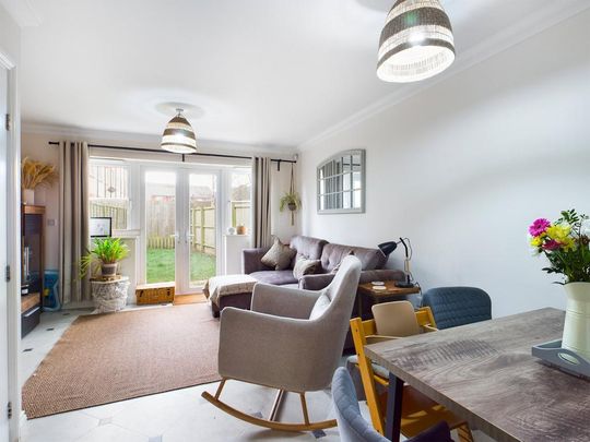 2 bedroom end of terrace house to rent - Photo 1