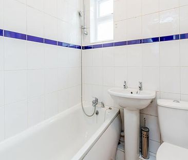 Located only a few minutes walk to Archway Station zone 2 Northern Line - Photo 4