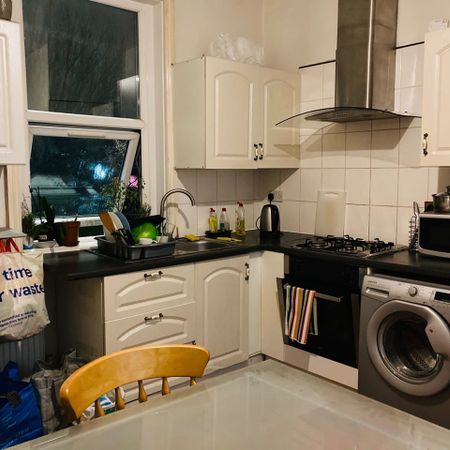Room in a Shared House, Manchester, M12 - Photo 3