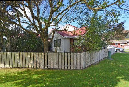 Charming 2BR Home with Garden! - Photo 2