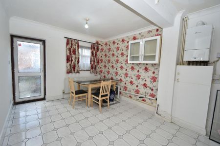 5 bedroom end of terrace house to rent - Photo 2