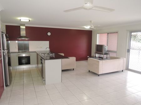 CENTRALLY LOCATED 3 BEDROOM UNIT WITH PRIVATE COURTYARD - Photo 3