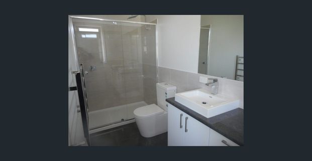 Spacious Modern Townhouse - Photo 1