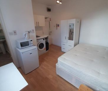 Studio Flat, London, SW1V - Photo 1