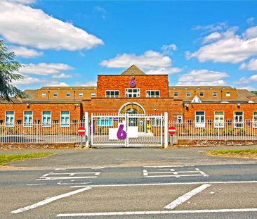 Pinewood Park, Farnborough, Hampshire, GU14 - Photo 2