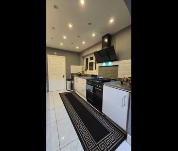 6 Bed Terraced House, Norfolk Road, RG30 - Photo 3