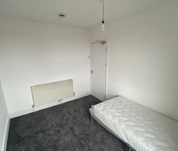 Room in a Shared House, High Road Leyton, E15 - Photo 1