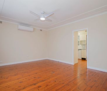 Freshly Painted 3 bedroom with Large Rear Garden - Photo 5