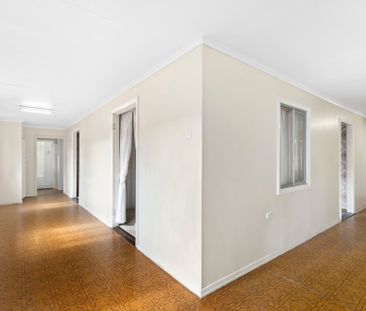 Spacious Queenslander with Sleepouts, Huge Shed & Prime Location - Photo 2