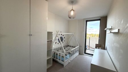 Exeter Road, London - Photo 2