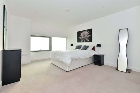 A luxury interior designed three bedroom apartment situated on the thirty seventh floor, over looking Canary Wharf. - Photo 4