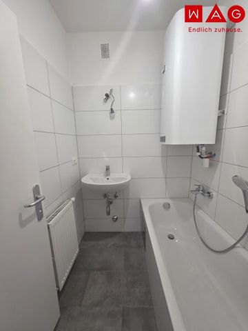 Attraktive 2-Raum-Wohnung mit Loggia in zentraler Lage – Ihre persönliche Wohlfühloase am schönen Bindermichl mit neuem Badezimmer! - Photo 3
