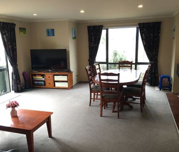 Prime Family Home in Quiet Street – Solar-Powered - Photo 5