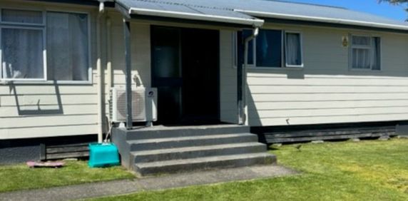 Baker Street Beauty - Photo 2