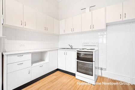 ENTRANCE IN LONGDOWN STREET - Photo 3