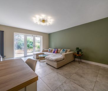 Detached House to rent - Pinewood Road, London, SE2 - Photo 2