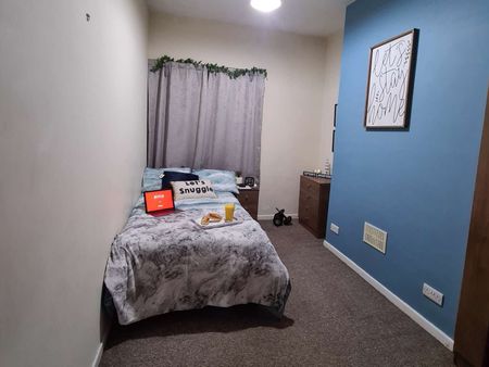 Large Room, Great Location - Photo 5