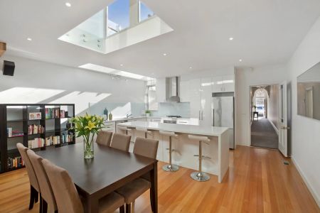 Gorgeous, light filled Victorian home - Photo 3