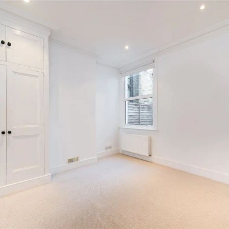 2 bedroom flat in London - Photo 3