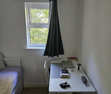 1 bedroom in a house share to rent - Photo 2