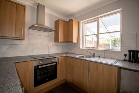 Large 3 Bed Terraced house in Throop - Photo 4