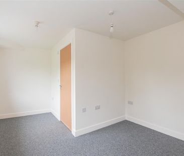 1 bed Room To Let - Photo 2