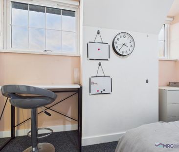 1 bedroom in a house share to rent - Photo 2