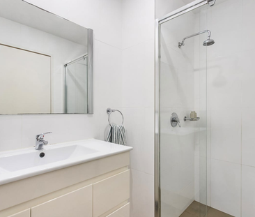 Modern 2-Bedroom Apartment with Stunning Views in Prime CBD Location - Photo 6