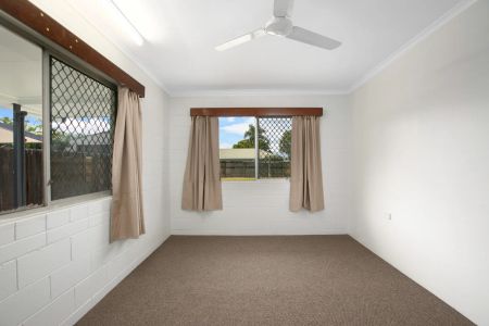 Freshly updated half-duplex with large yard. - Photo 4