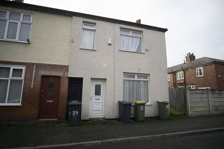 3 Bed House to Let on Calverley Street, Preston - Photo 5