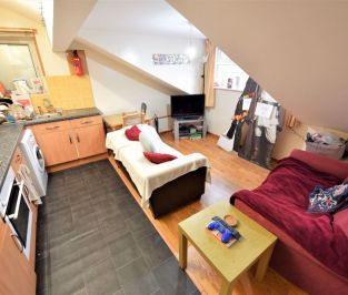 2 bedroom Flat in Cardigan Road, Leeds - Photo 6