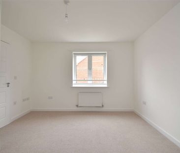 A modern three bedroom family home with private garden and parking - Photo 2
