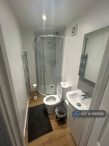 4 bedroom semi-detached house to rent - Photo 5