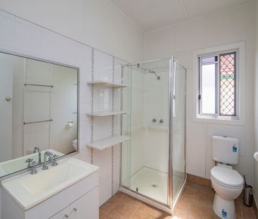 Renovated, Air- Conditioned Family Home - Photo 2