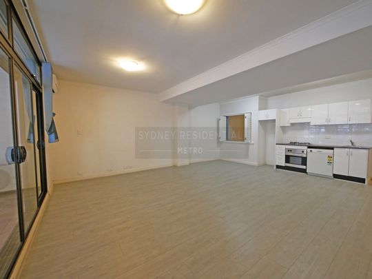 Oversize freshly painted 1 Bedroom Apartment - Axis Apartment - Photo 1