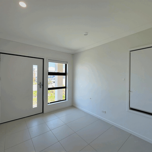 First week half rent!! Stunning BRAND NEW 4-Bedroom Family Home - Available Now! - Photo 3