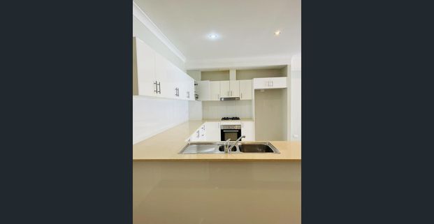 Modern Two Bedrooms Apartment Plus Study in the centre of Prime Location - Photo 1