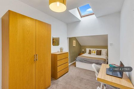 1 bedroom in a house share to rent - Photo 2