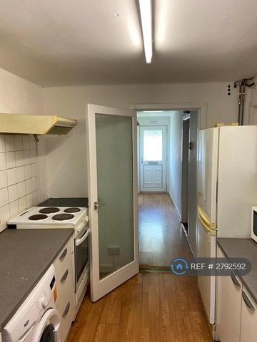 1 bedroom in a house share to rent - Photo 3