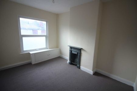 2 bed Flat - Photo 2