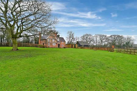 A charming character farmhouse in rural location with garden and garage - Photo 2