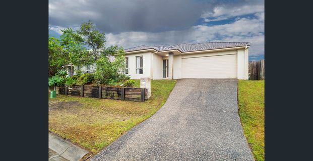 Freshly Renovated 4-Bed Family Home – Space, Comfort & Prime Location - Photo 1