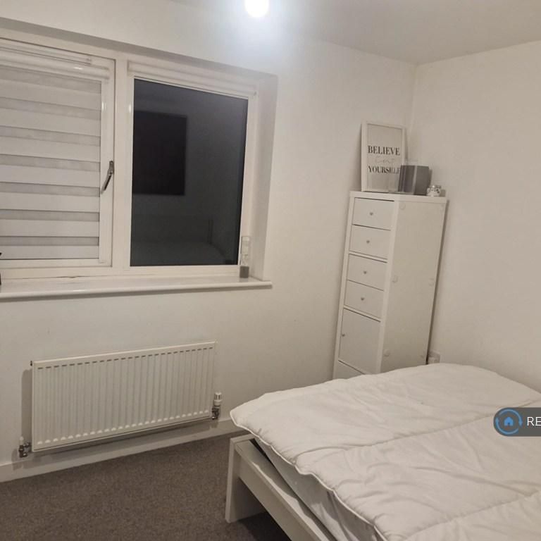 1 bedroom in a house share to rent - Photo 1