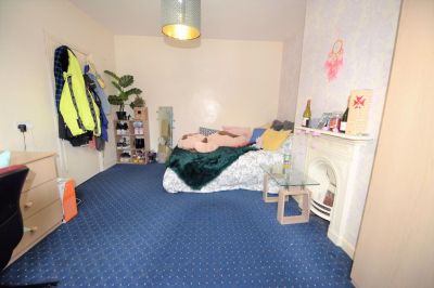 3 bedroom House in Harold View, Leeds - Photo 1
