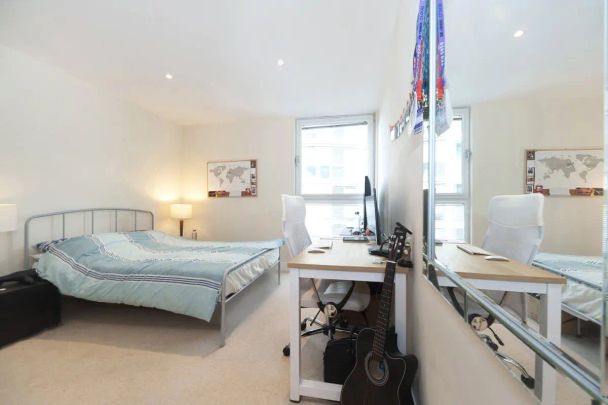 1 bedroom flat in London - Photo 1