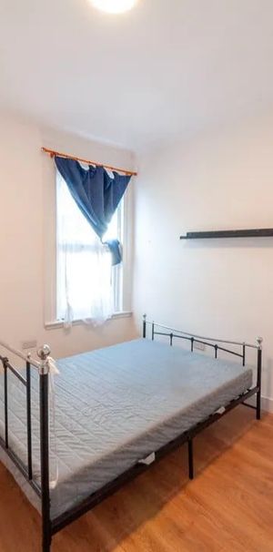 Room in a Shared House, Macaulay Road, E6 - Photo 1